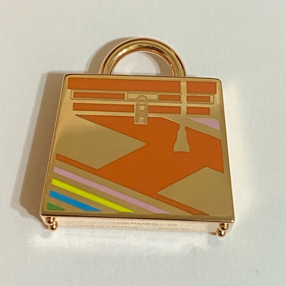 NEW HERMÈS CURIOSITE KELLY LAQUE H
VIBRATION CHARM - Picture 11 of 16
